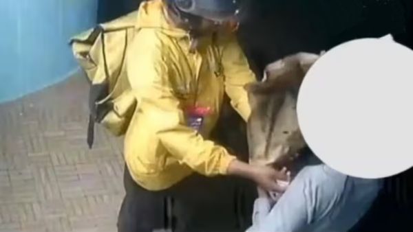 వైరల్ వీడియో: మహిళ ప్రైవేట్ పార్ట్ ను టచ్ చేసిన డెలివరీ బాయ్..