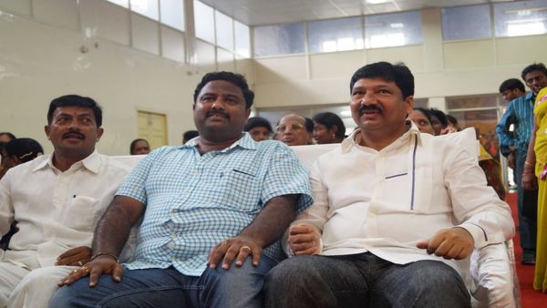 నకిలీ మద్యం కేసు.. ప్రధాన నిందితుడితో జోగి రమేశ్.. ఫోటోలు వైరల్..!