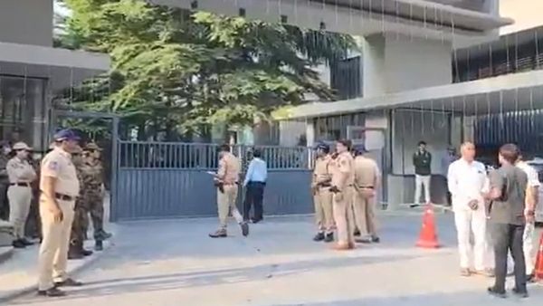 హైదరాబాద్ లో తీవ్ర ఉద్రిక్తత