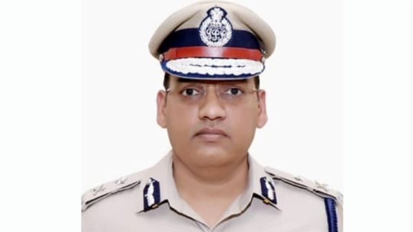 డెత్ మిస్టరీ: ఆత్మహత్య చేసుకున్న అదనపు డీజీపీ: భార్య ఐఎఎస్.. సీఎంతో కలిసి జపాన్ లో టూర్