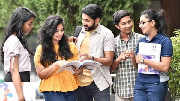 యూకే వెళ్లాలనుకునే విద్యార్థులకు బిగ్ షాక్.. ఇలా అయితే కష్టమే !