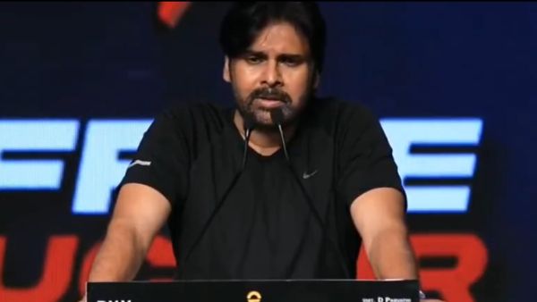 ఫ్యాన్ వార్స్ పెట్టుకోకండి.. నాతో ఆడుకుంటున్నారు - పవన్ 