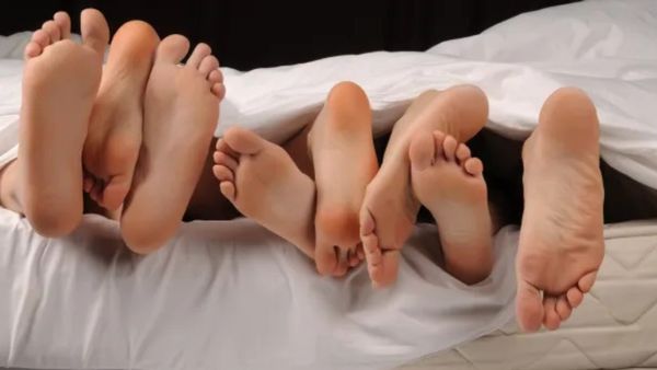 భర్తలను మార్చుకున్న అక్కాచెల్లెళ్లు.. పిల్లలను కూడా !!