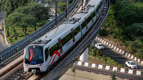 Viral Video : ఢిల్లీ మెట్రోలో సీటు కోసం కొట్టుకున్న ప్రయాణికులు..!