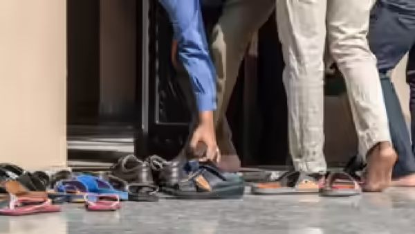 ఇంటి బయటే చెప్పులు ఎందుకు విడిచి పెడతారో తెలుసా..?