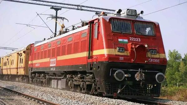 ప్రైవేట్ బస్సులను నమ్ముకోకండి బ్రో.. బెంగళూరుకు ప్రత్యేక రైళ్లు- ఏపీలో హాల్ట్ స్టేషన్లు..!!