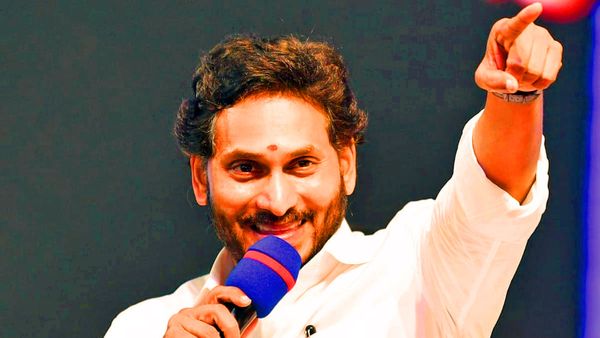 జగన్ కోసం రంగంలోకి కొత్త వ్యూహకర్త - ఏరి కోరి, మారుతున్న లెక్కలు..!!