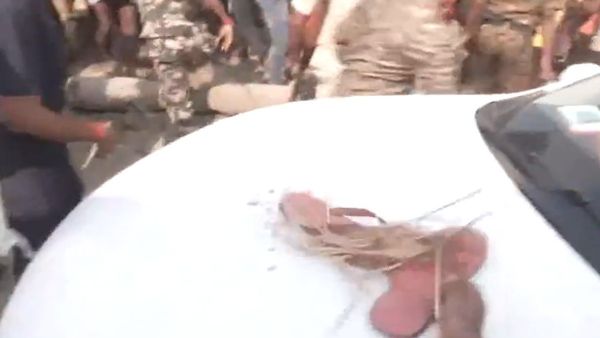 పోలింగ్ వేళ తీవ్ర ఉద్రిక్తత- డిప్యూటీ సీఎం కారుపై చెప్పులు