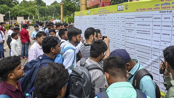 కోటి ఉద్యోగాలు: ముఖ్యమంత్రి వరాల జల్లు!