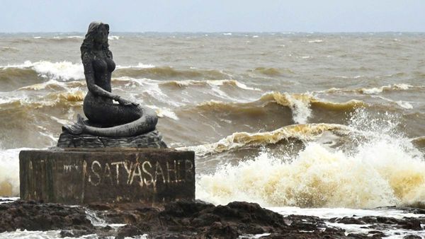 తుఫానుగా బలపడిన తీవ్ర వాయుగుండం, తాజా హెచ్చరికలు..!!