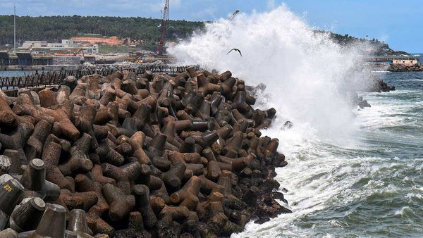 తరుముకొస్తున్న మరో వాయు'గండం' - ఈ జిల్లాల్లో అతి భారీ వర్షాలు..!!