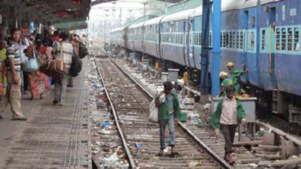 రైళ్ళలో చెత్త ట్రాక్ లపై పడేయకుండా మార్గదర్శకాలు.. అలా చేస్తే వారికి షాక్!