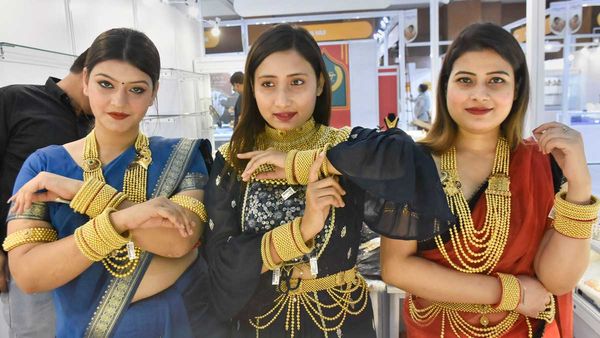 Gold Price : వరుస పెరుగుదలకు బ్రేక్! ఈ రోజు భారీగా తగ్గిన బంగారం ధరలు!