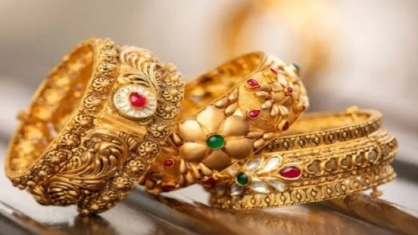 హైదరాబాద్, విజయవాడల్లో నేటి బంగారం రేట్లు.. కొనాలనుకునే వారికి `గోల్డెన్` ఛాన్స్