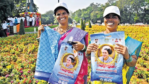 తెల్ల రేషన్ కార్డు ఉన్న ప్రతీ మహిళకు చీర.. ఇందిరమ్మ చీరలపై మంత్రి శుభవార్త!