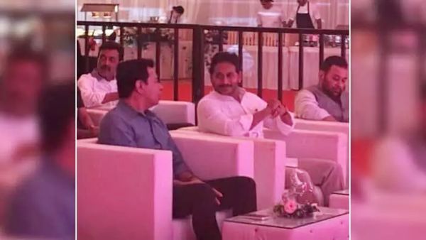 వీడియో: ఒకే వేదికపై జగన్, కేటీఆర్..!