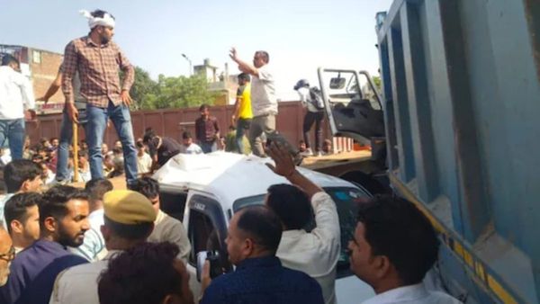 చేవెళ్ల విషాదం నుంచి కోలుకోకముందే: నడిరోడ్డుపై టిప్పర్ బీభత్సం:19 మంది మృతి