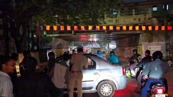 కాచిగూడ రైల్వే ట్రాక్‌ పై కారు కలకలం.. పోలీసులు హై అలర్ట్..