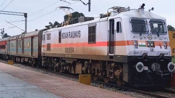 కదులుతున్న రైలులో టీనేజ్ అమ్మాయిపై..!!