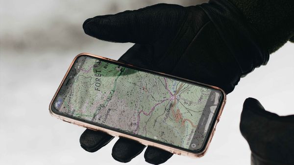 సెల్ ఫోన్ లో ఇలా చేస్తున్నారా? 50 లక్షల జరిమానా, మూడేళ్ళ జైలు!