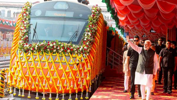 దూసుకెళ్తున్న నాలుగు వందే భారత్ ఎక్స్‌ప్రెస్ రైళ్ళు.. ఆ ప్రాంతాలవారికి పండుగే!