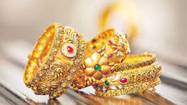 దిగొచ్చిన బంగారం ధరలు..ఇప్పుడే కొనేయండి