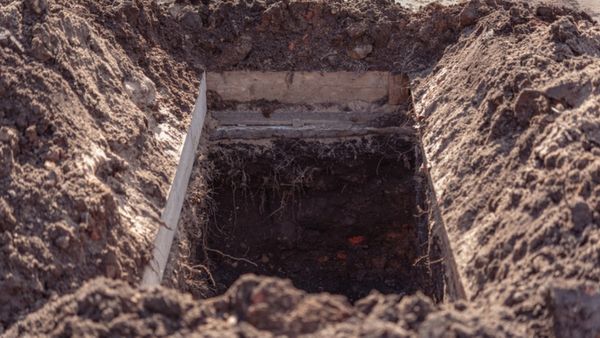 ఎంతకు తెగించార్రా.. సమాధి నుంచి మృతదేహాన్ని బయటకు తీసి మరీ !!