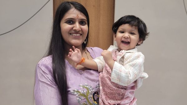 రెండేళ్ల కుమార్తెతో కలిసి వివాహిత ట్యాంక్ బండ్‌లో దూకి ఆత్మహత్య..!