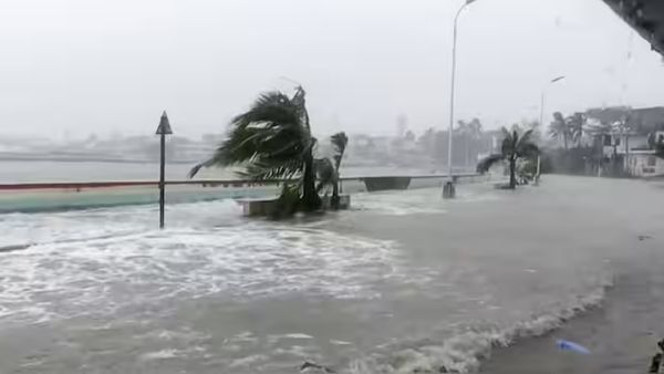 వణికిస్తున్న 'ఫుంగ్‌-వాంగ్‌'తుపాన్.. సురక్షిత ప్రాంతాలకు 10 లక్షల మంది !