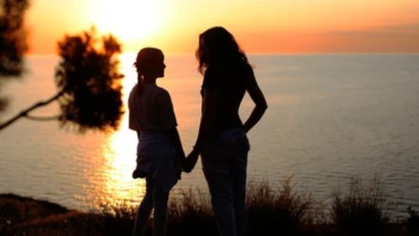 బయట బ్రతకనివ్వరనే భయంతో.. మైనర్ కుమార్తెను ఓ తల్లి ఏం చేసిందంటే!