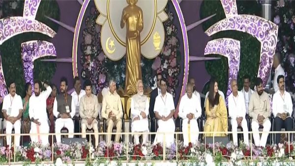 ఒకే వేదికపై పవన్, ఐశ్వర్య రాయ్, ప్రధాని మోడీ, సచిన్, సీబీఎన్.. కారణం ఇదే !