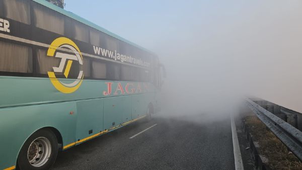 జడ్చర్లలో ట్రావెల్స్ బస్సు - యాసిడ్ ట్యాంకర్‌ ఢీ.. 26 మంది ??