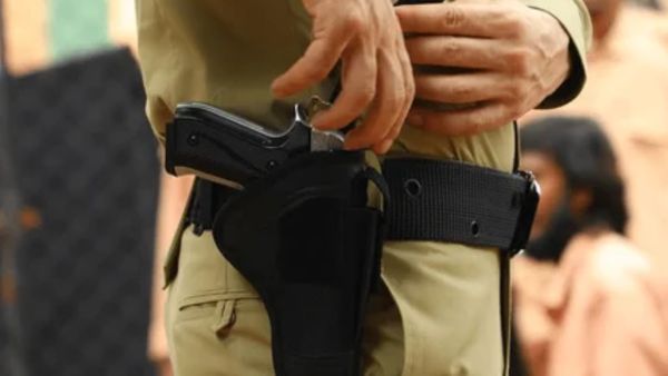 డబ్బుల కోసం సర్వీస్ గన్ తాకట్టు పెట్టిన ఎస్సై..!