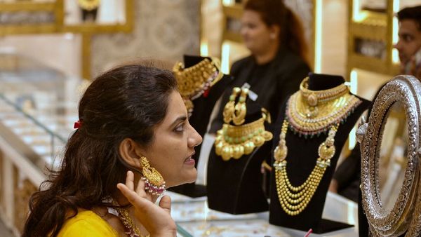 కుప్పకూలిన బంగారం ధరలు..ఏకంగా రూ.17,400 తగ్గింపు