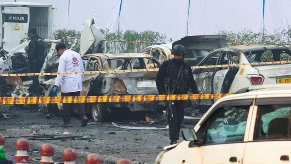 ఢిల్లీ పేలుళ్లతో ఎర్రకోటతో పాటు చాందినీ చౌక్ మూసివేత.. ఎందుకంటే