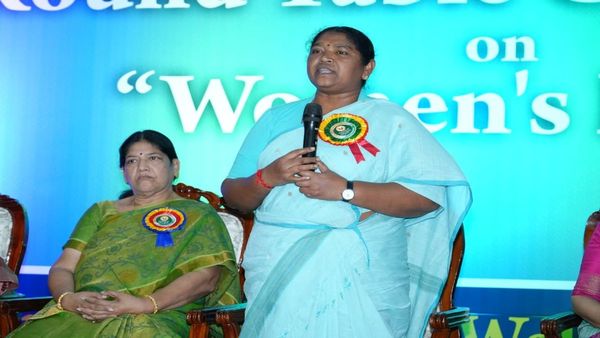 మహిళలకు గుడ్ న్యూస్ చెప్పిన మంత్రి సీతక్క..!!