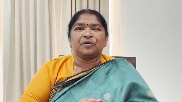 కేటీఆర్ హరీష్‌రావులది ఫ్యూడల్ మెంటాలిటీ: నిప్పులు చెరిగిన మంత్రి సీతక్క