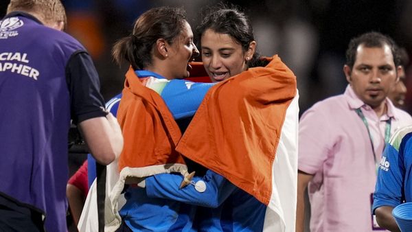 '45 రోజులు నిద్రలేని రాత్రులు': కంటతడి పెట్టిన స్మృతి మంధాన (వీడియో)