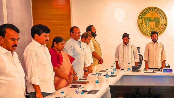 రేవంత్ కేబినెట్ లో అయిదుగురు ఔట్, శాఖల మార్పు..కొత్తగా - ముహూర్తం ఫిక్స్..!?