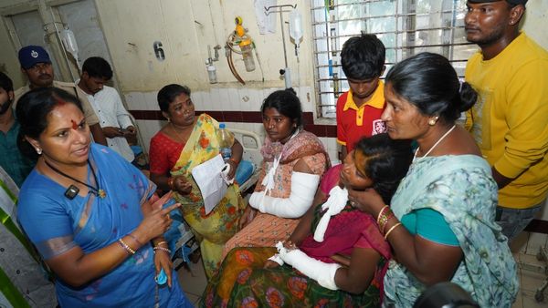 ఎంజీఎంలో దూది ఉంటే సూది లేదు, వరద సాయం ఇదేనా: నిలదీసిన కవిత