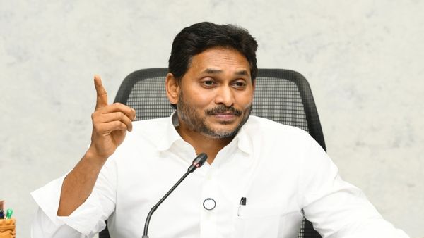 జగన్ ఏమనుకున్నారో గానీ..: కర్నూలు జిల్లా వైసీపీలో భారీ మార్పులు