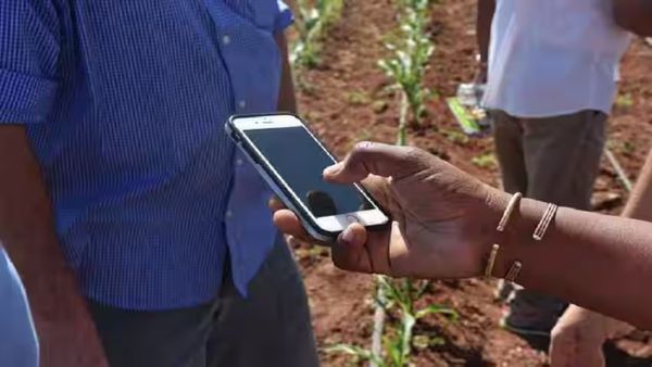 పంటల కోసం ఫోన్ లలో రైతుల పాట్లు.. ఎందుకంటే!