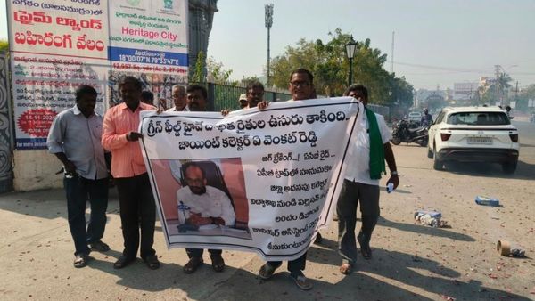 కలెక్టరేట్లోనే లంచం తీసుకుంటూ పట్టుబడిన అదనపు కలెక్టర్.. బాణాసంచా కాల్చి రైతుల సంబరాలు