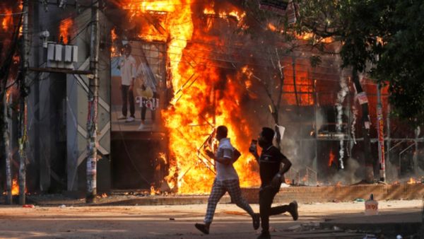 తగులబడుతున్న బంగ్లాదేశ్..: రాత్రికి రాత్రి పాకిన అల్లర్లు