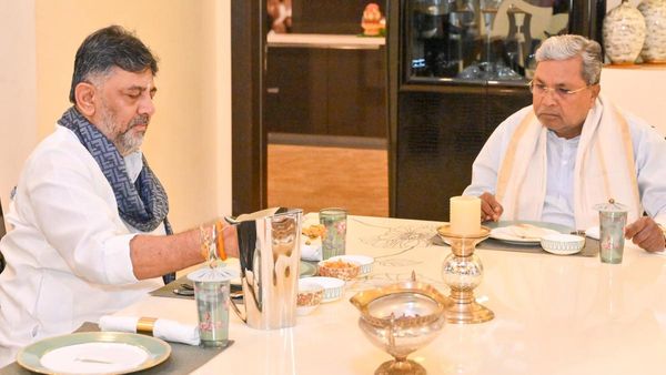 వేడి వేడి ఇడ్లీ- కనకపుర నాటుకోడి పులుసు: విందులో అనూహ్య నేత..!!