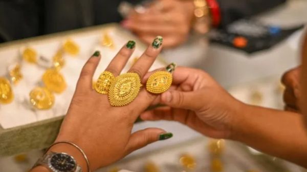 బంగారం ప్రియులకు రిలీఫ్..అయినా!!