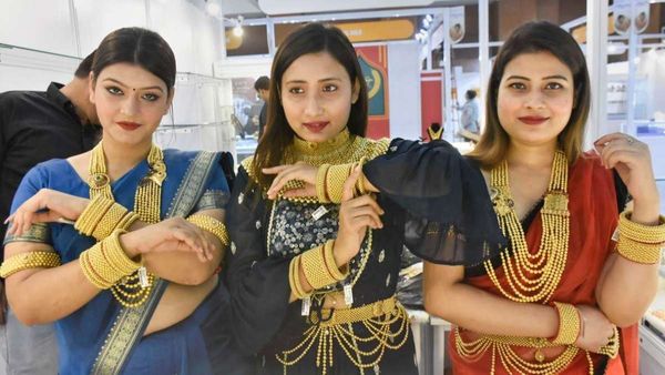 రోజురోజుకూ చుక్కలు చూపిస్తోన్న గోల్డ్..!!