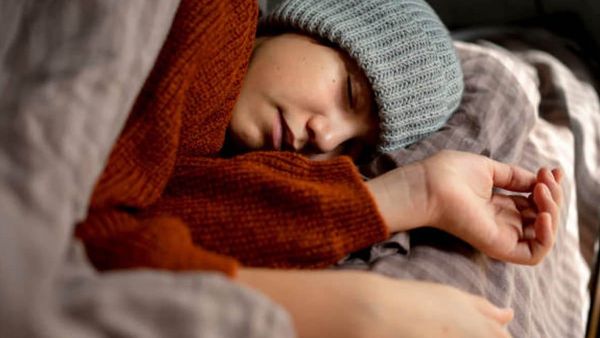 చలికాలంలో స్వెటర్ వేసుకుని నిద్రిస్తున్నారా? అయితే మీరు ప్రమాదంలో పడ్డట్లే!