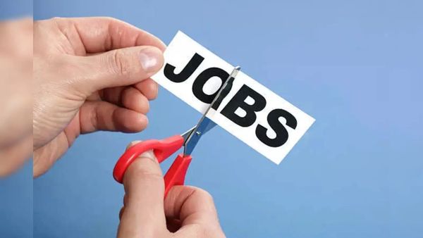 తుమ్మితే ఊడిపోతున్న ఉద్యోగాలు.. బాత్‌రూమ్ కు ఎక్కువ వెళ్ళాడని జాబ్ ఊస్ట్!