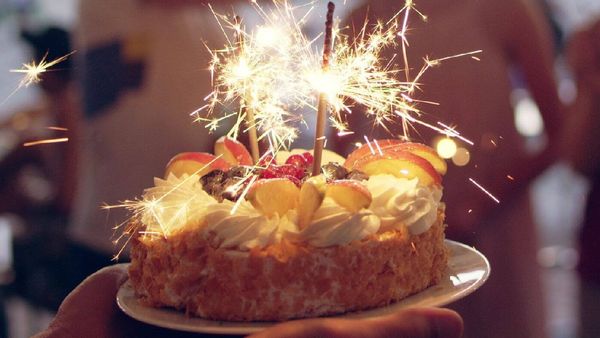 ఇదేం బర్త్ డే సెలబ్రేషన్.. పెట్రోల్ పోసి నిప్పంటించిన స్నేహితులు !!